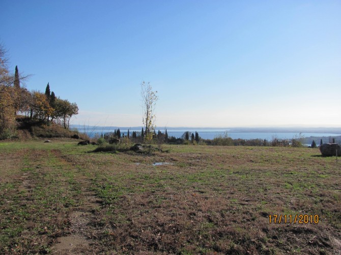 vista sul terreno dalla strada di accesso - exclusive lake Garda 